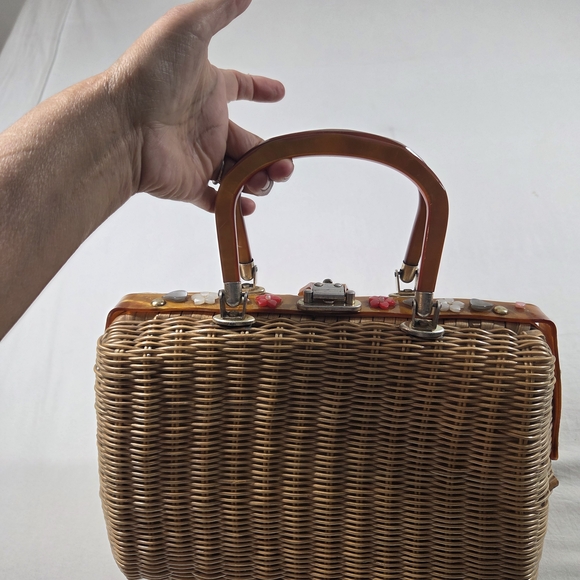 Elegant Tan Wicker Shoulder Bag with Floral Accents - Picture 5 of 11